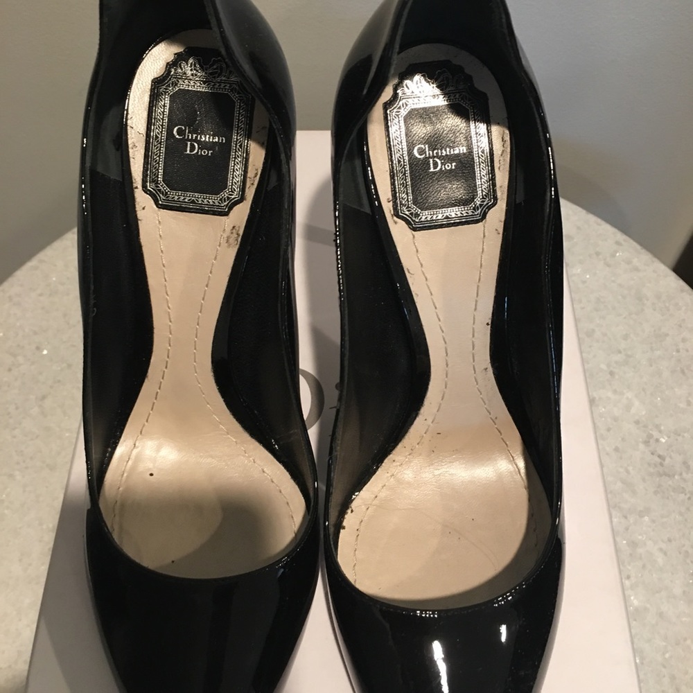 Christian Dior patent leather wavy silhouette pump